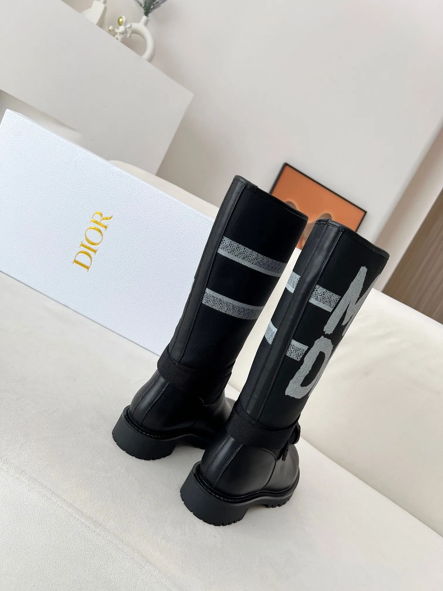 👟👟Ex-factory price 600💯💯2024 Dior new autumn and winter products🌹Fashion and trends coexist. Imported original fabrics are customized one to one. Female 35-41 Fabric: Imported cowhide Lining: Sheep lining Outsole: Original molded rubber outsole